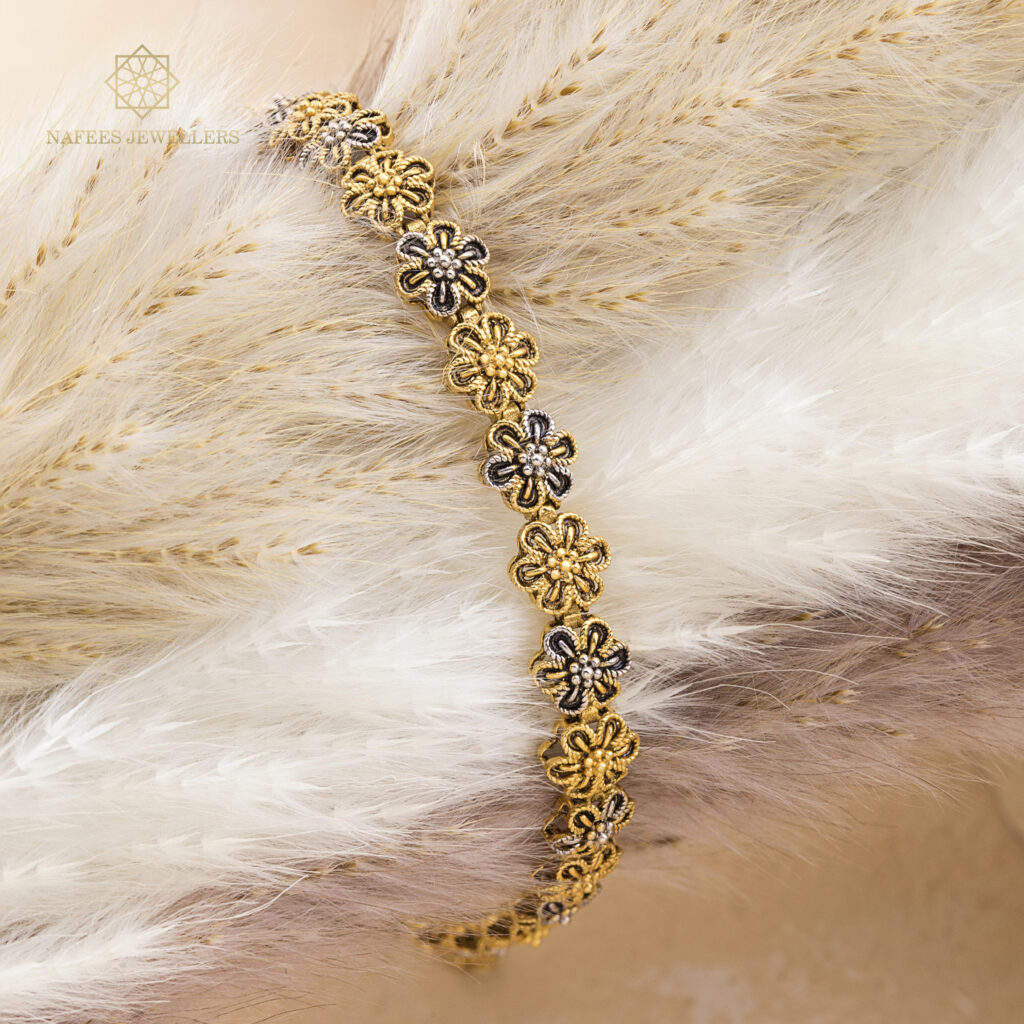 Fine gold bracelet by Hibaat