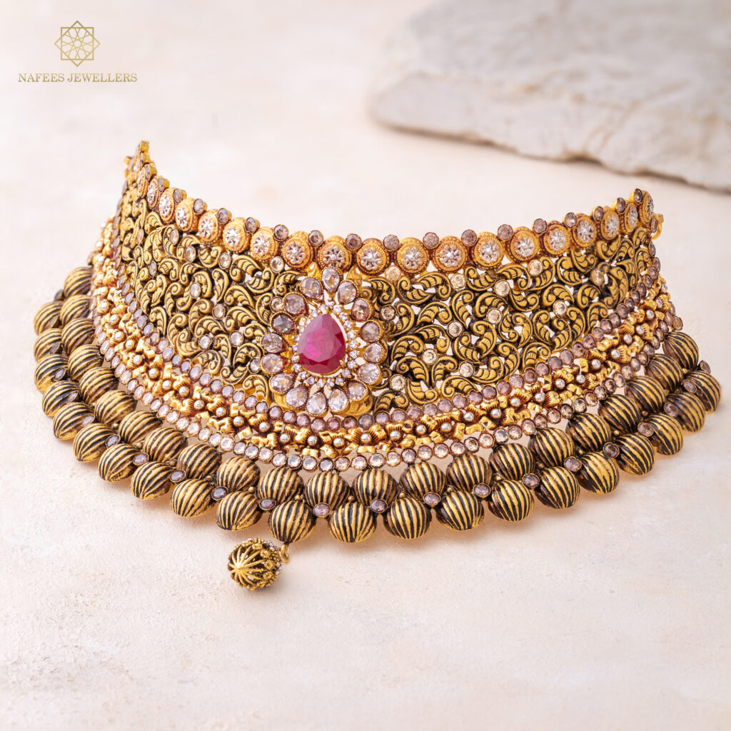 Fine gold necklace by Hibaat