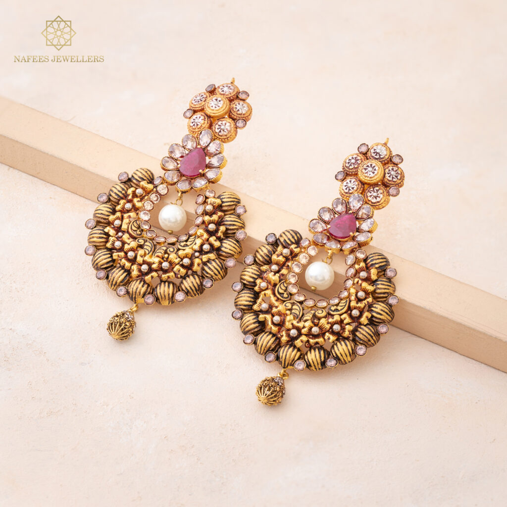 Fine gold earrings by Hibaat