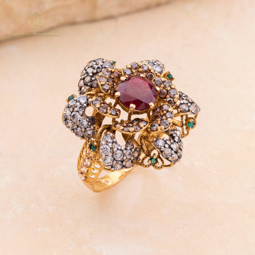 Fine gold ring by Hibaat