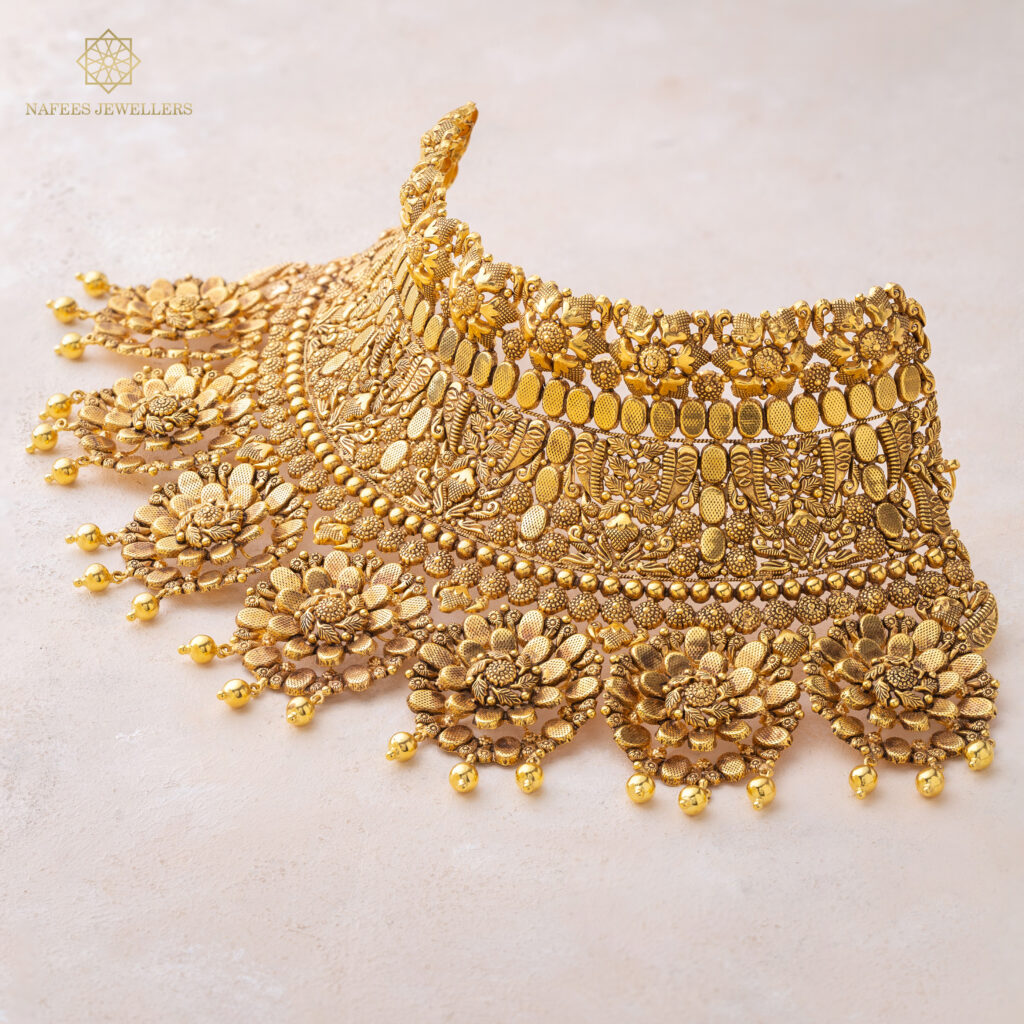Fine gold necklace by Hibaat
