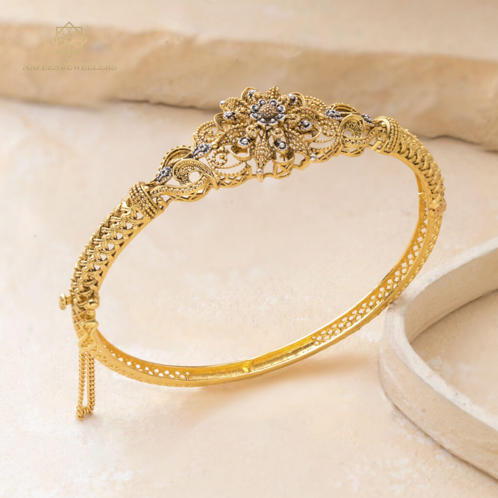 Fine gold bangle by Hibaat