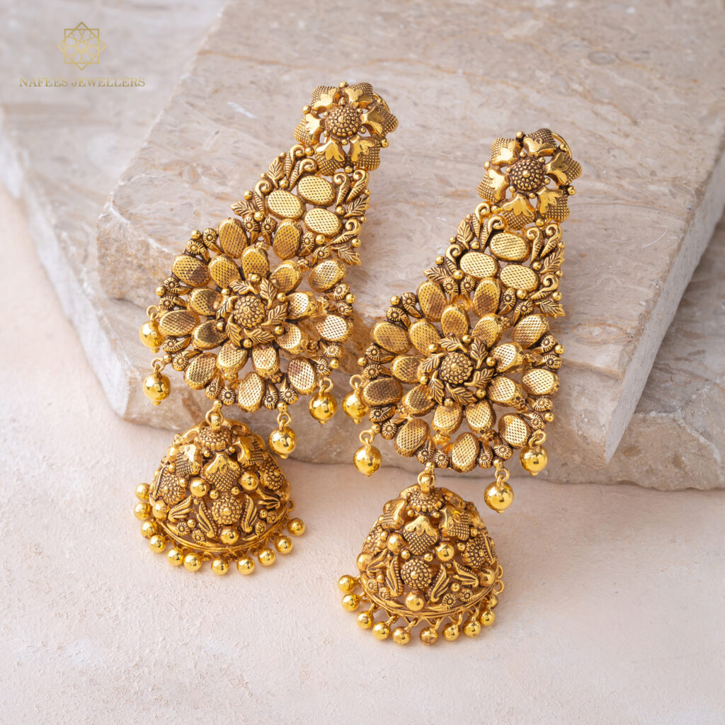 Fine gold earrings by Hibaat
