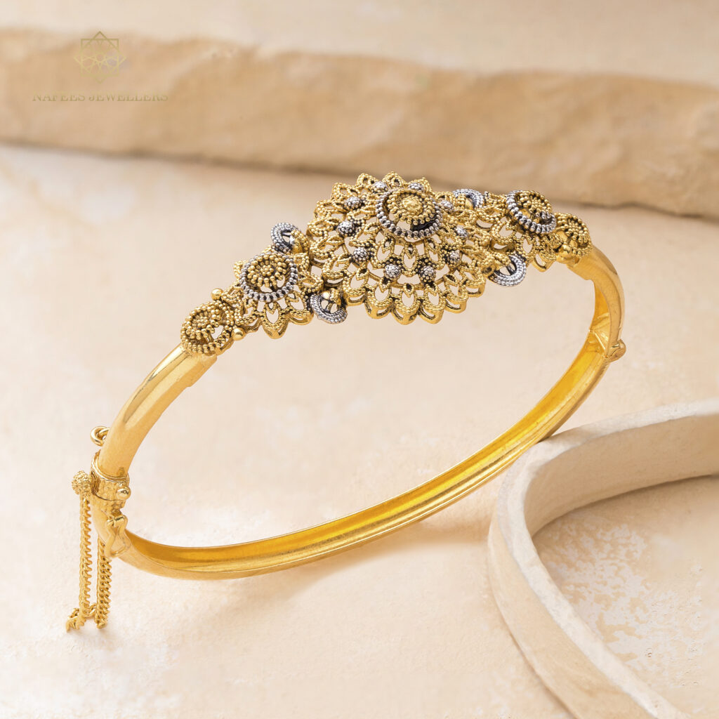 Fine gold bangle by Hibaat
