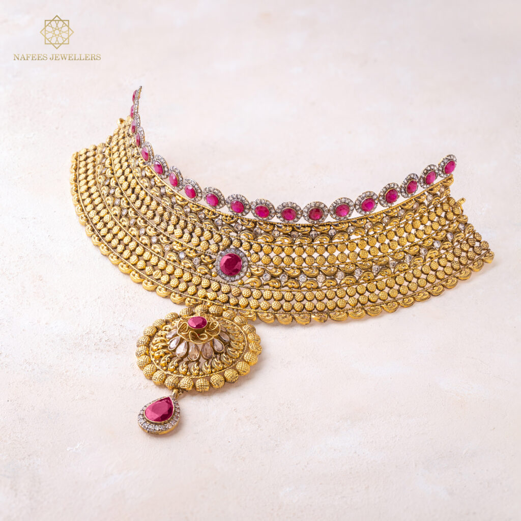 Fine gold necklace by Hibaat