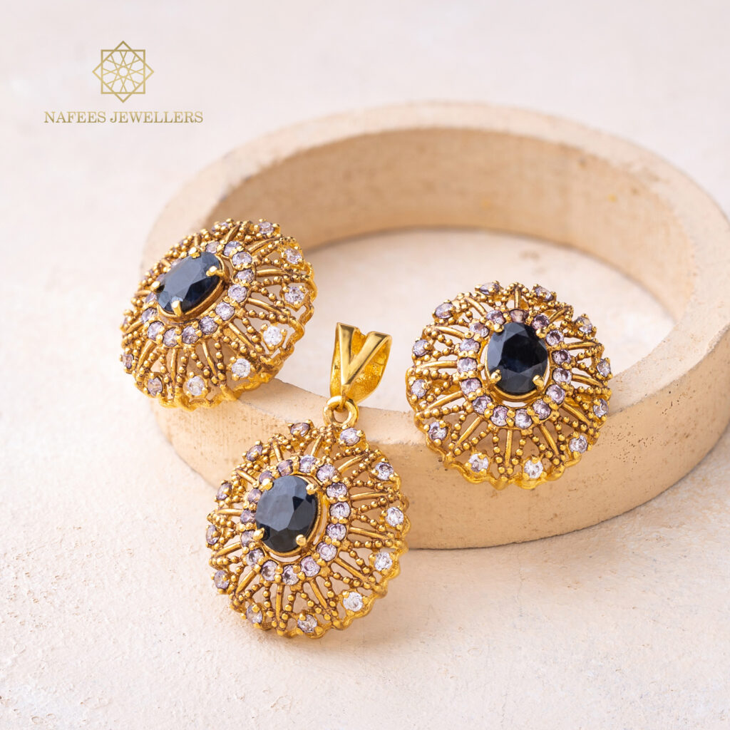 Fine gold pendant set by Hibaat