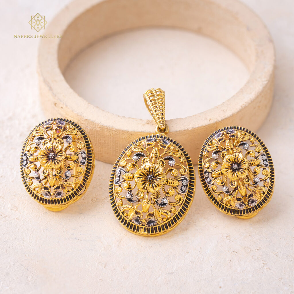 Fine gold pendant set by Hibaat