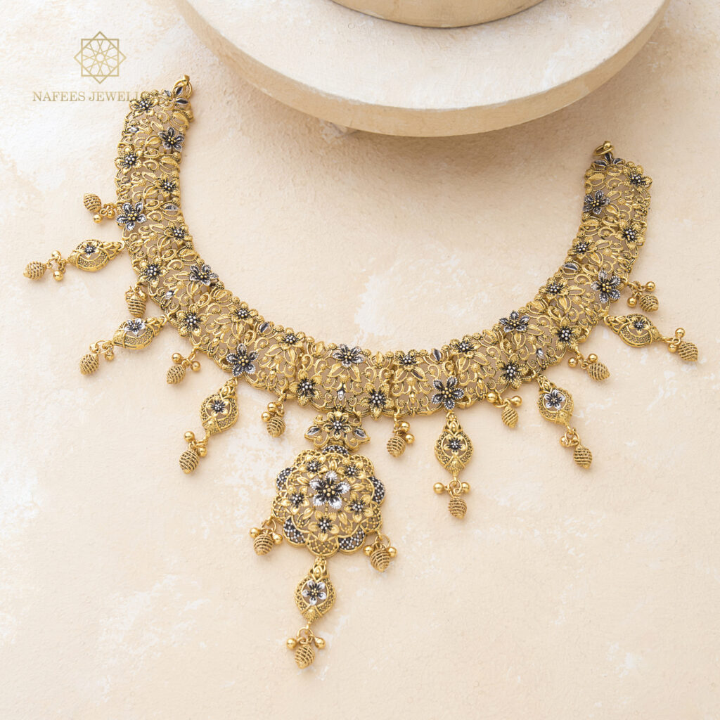 Fine gold necklace by Hibaat