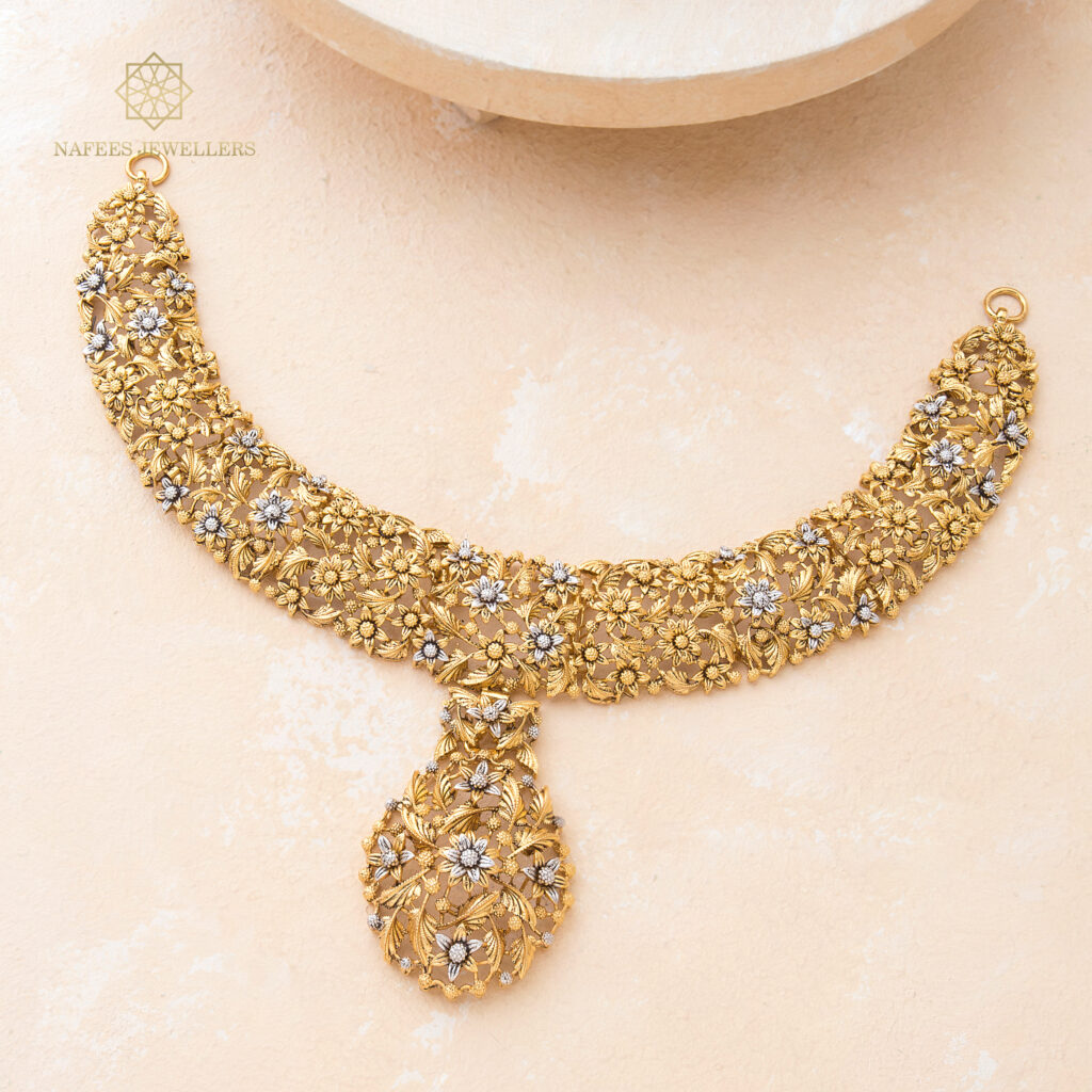 Fine gold necklace by Hibaat