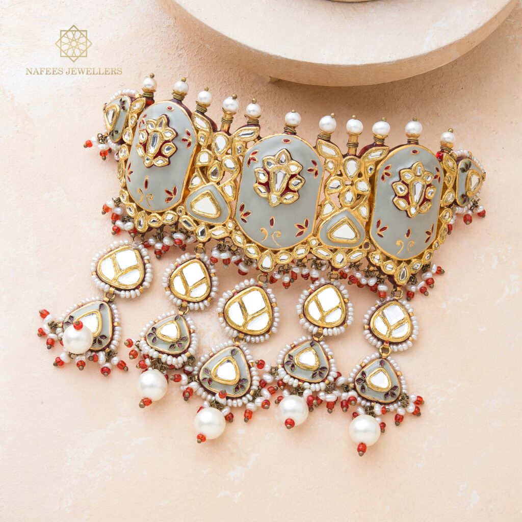 Fine gold necklace by Hibaat