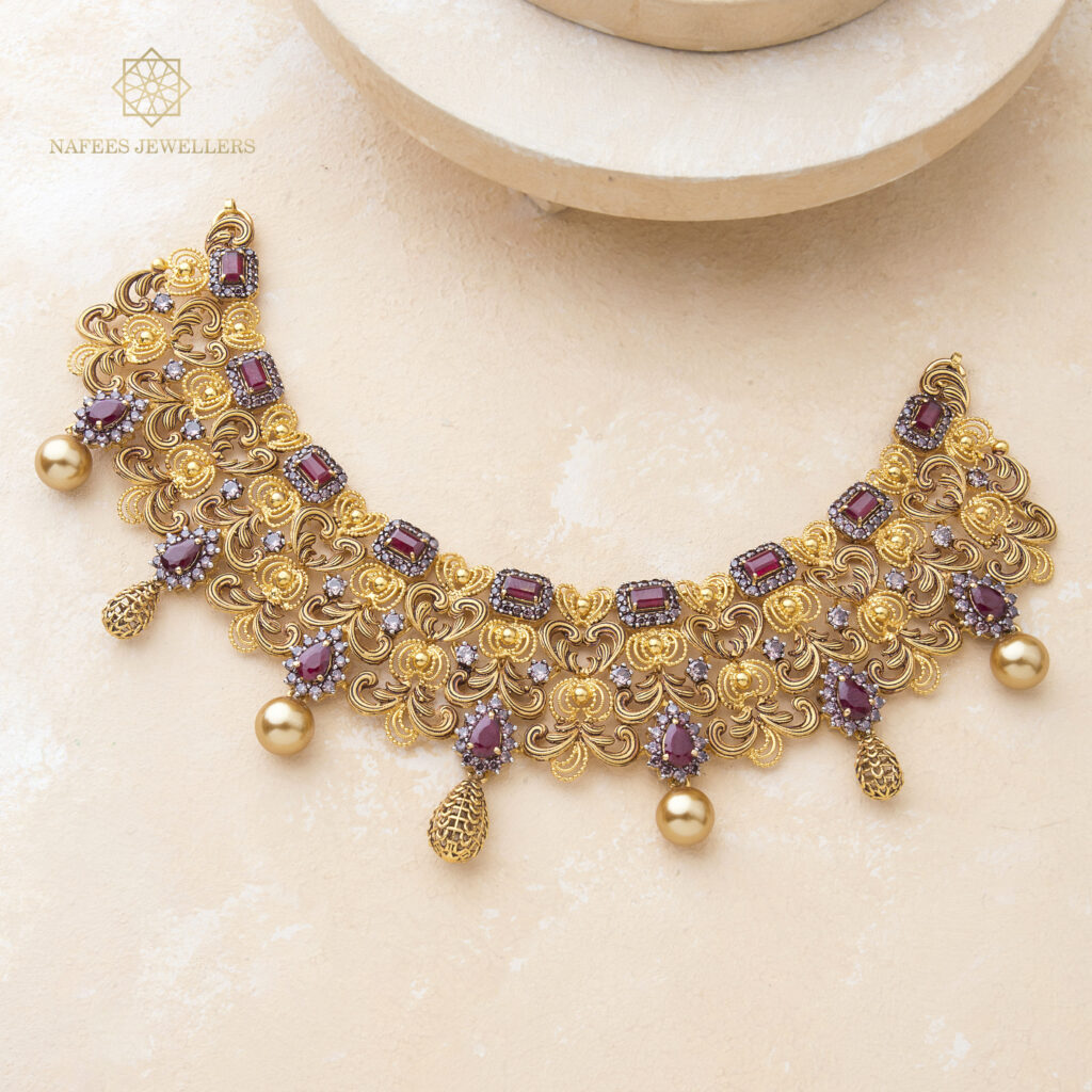 Fine gold necklace by Hibaat