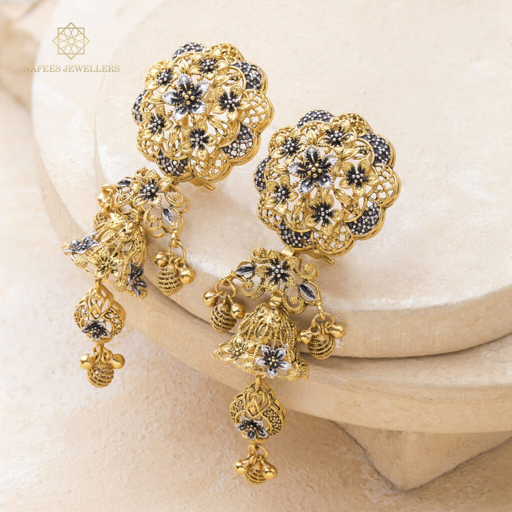 Fine gold earrings by Hibaat