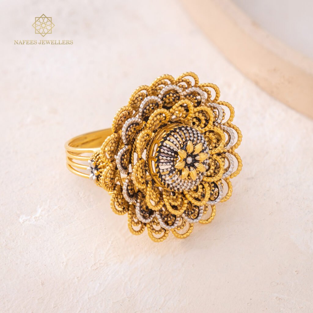 Fine gold ring by Hibaat