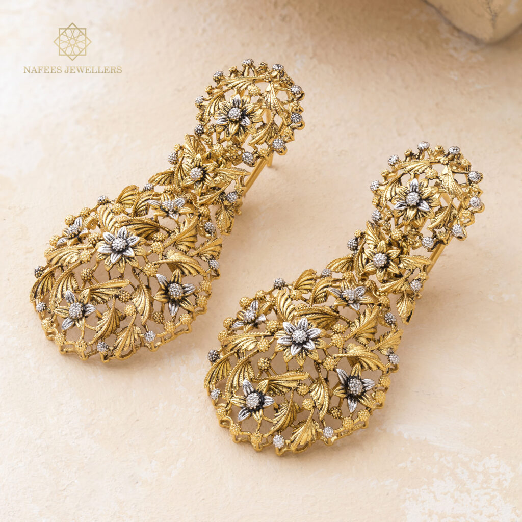 Fine gold earrings by Hibaat