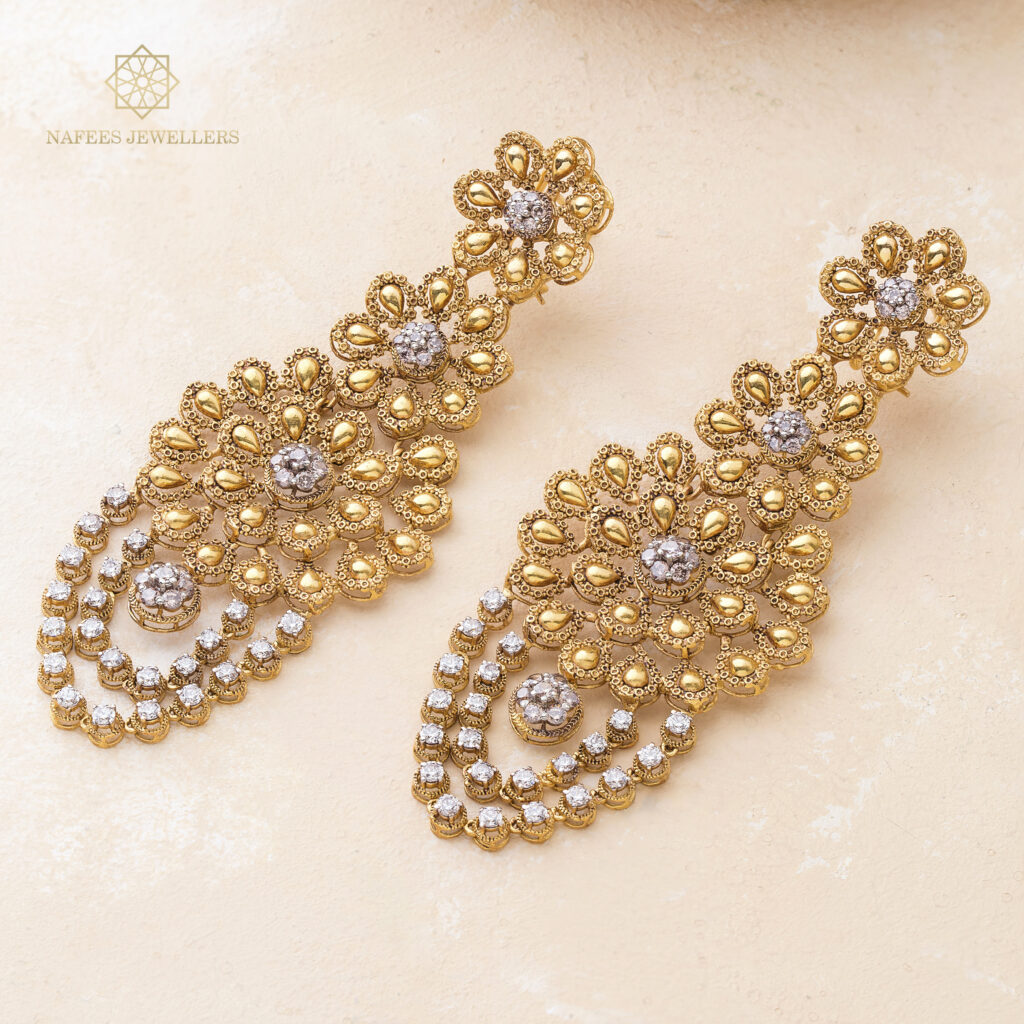 Fine gold earrings by Hibaat