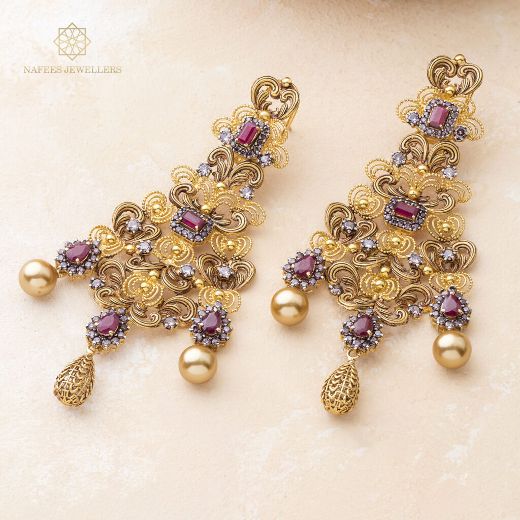 Fine gold earrings by Hibaat