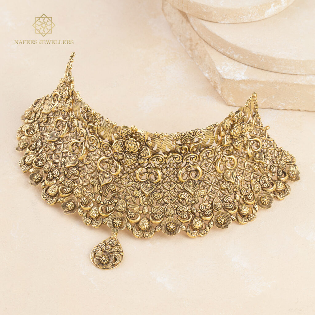 Fine gold necklace by Hibaat