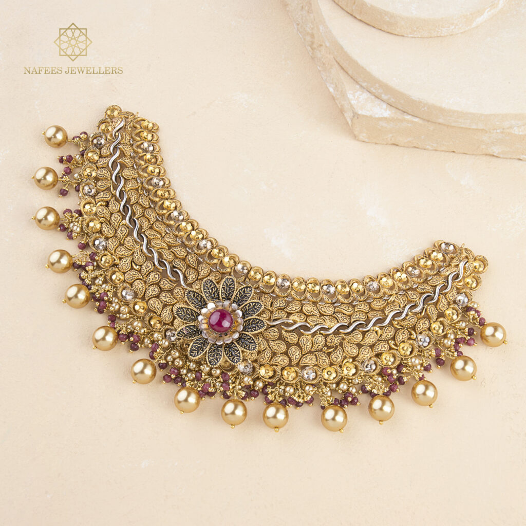 Fine gold necklace by Hibaat