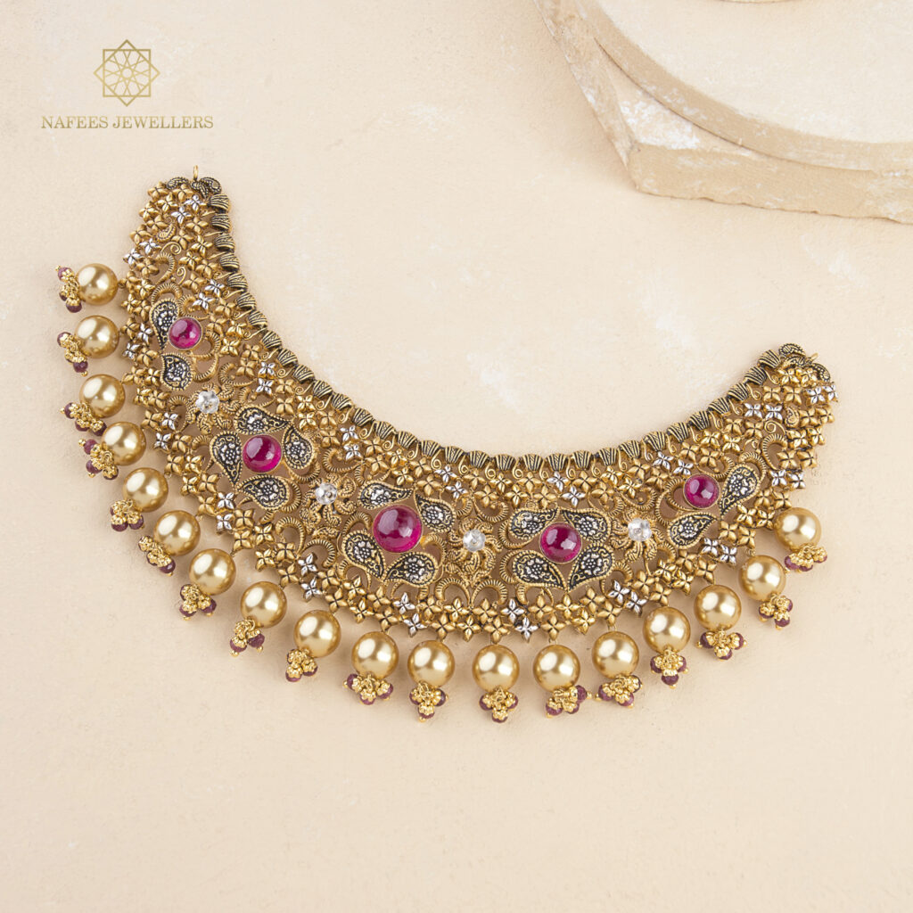 Fine gold necklace by Hibaat