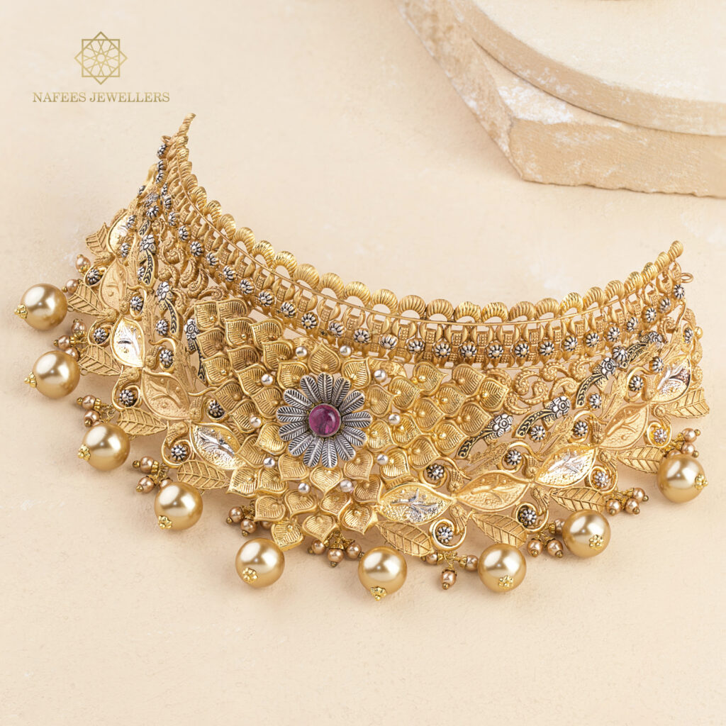 Fine gold necklace by Hibaat