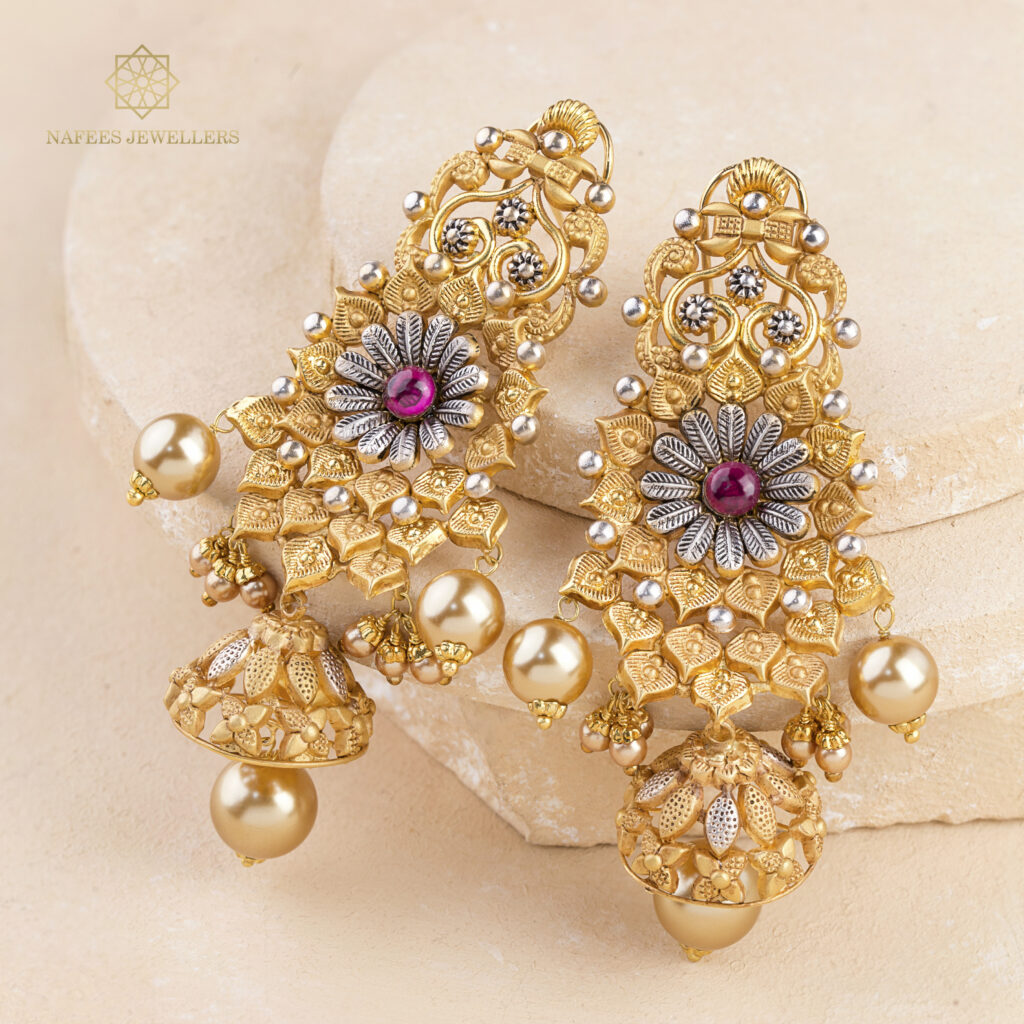 Fine gold earrings by Hibaat