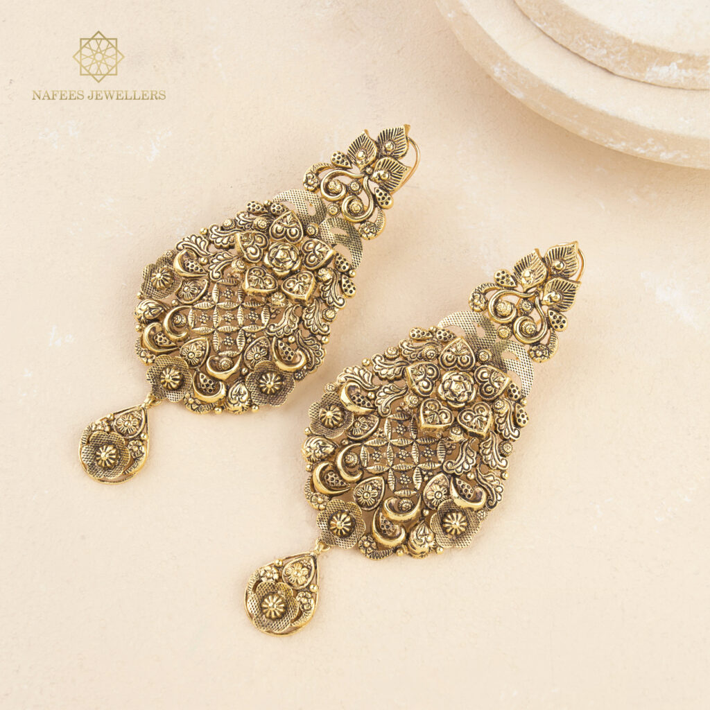 Fine gold earrings by Hibaat