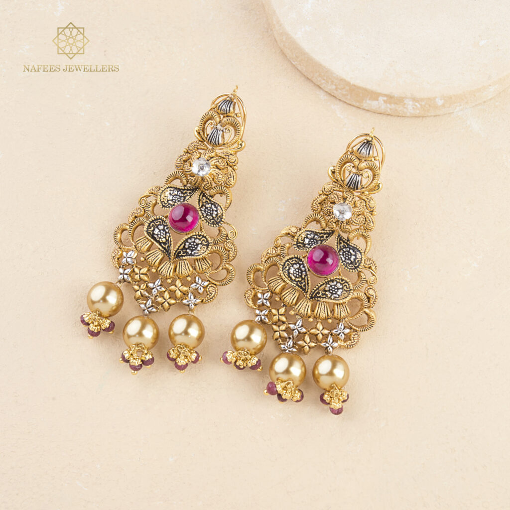 Fine gold earrings by Hibaat