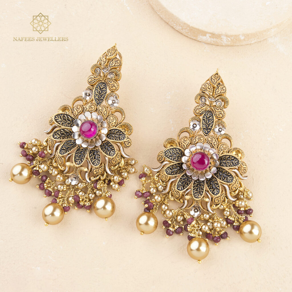 Fine gold earrings by Hibaat