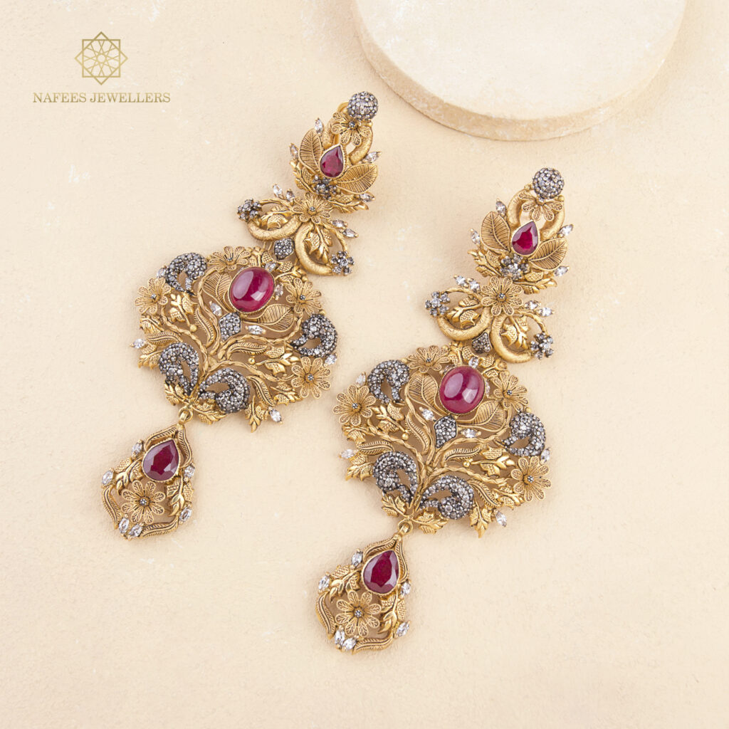 Fine gold earrings by Hibaat