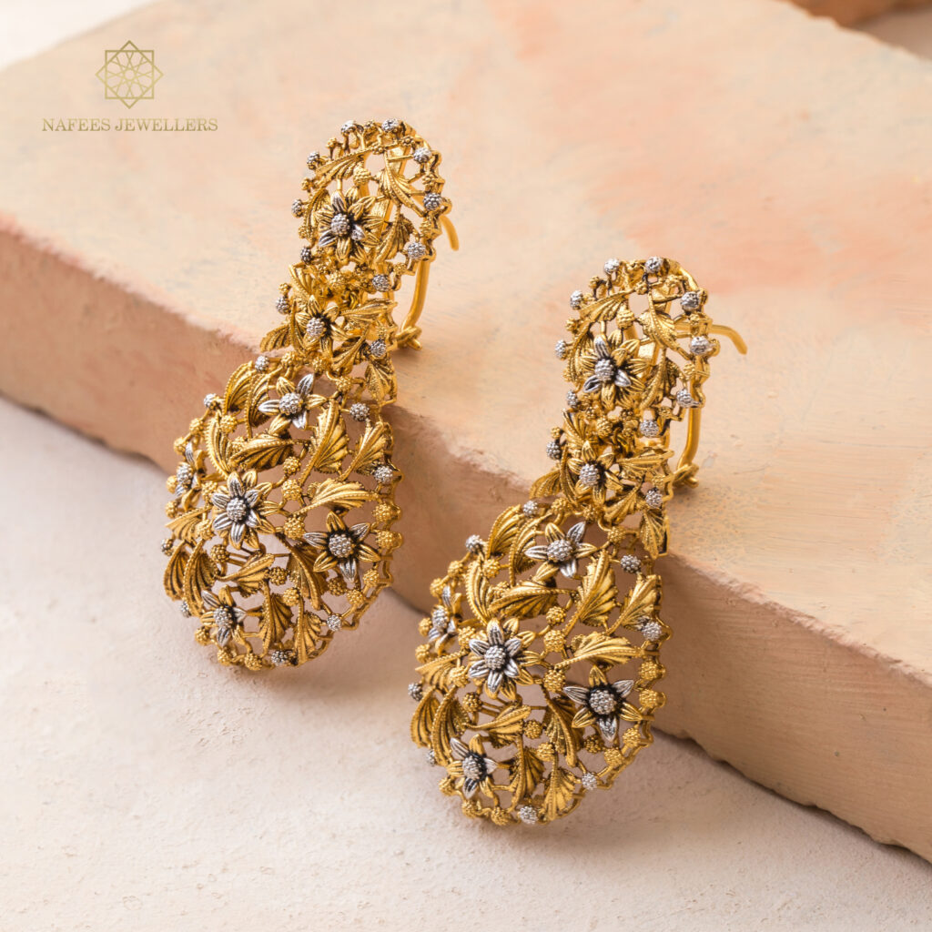 Fine gold earrings by Hibaat