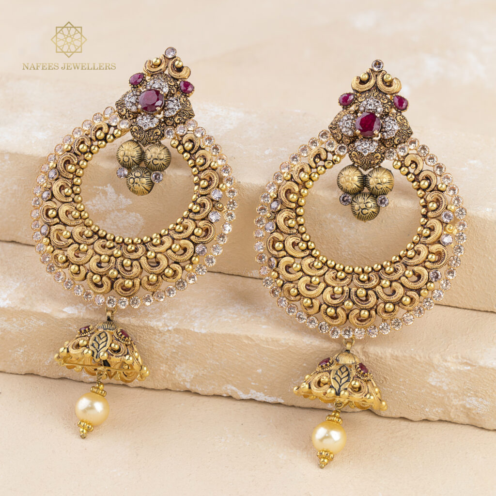 Fine gold earrings by Hibaat