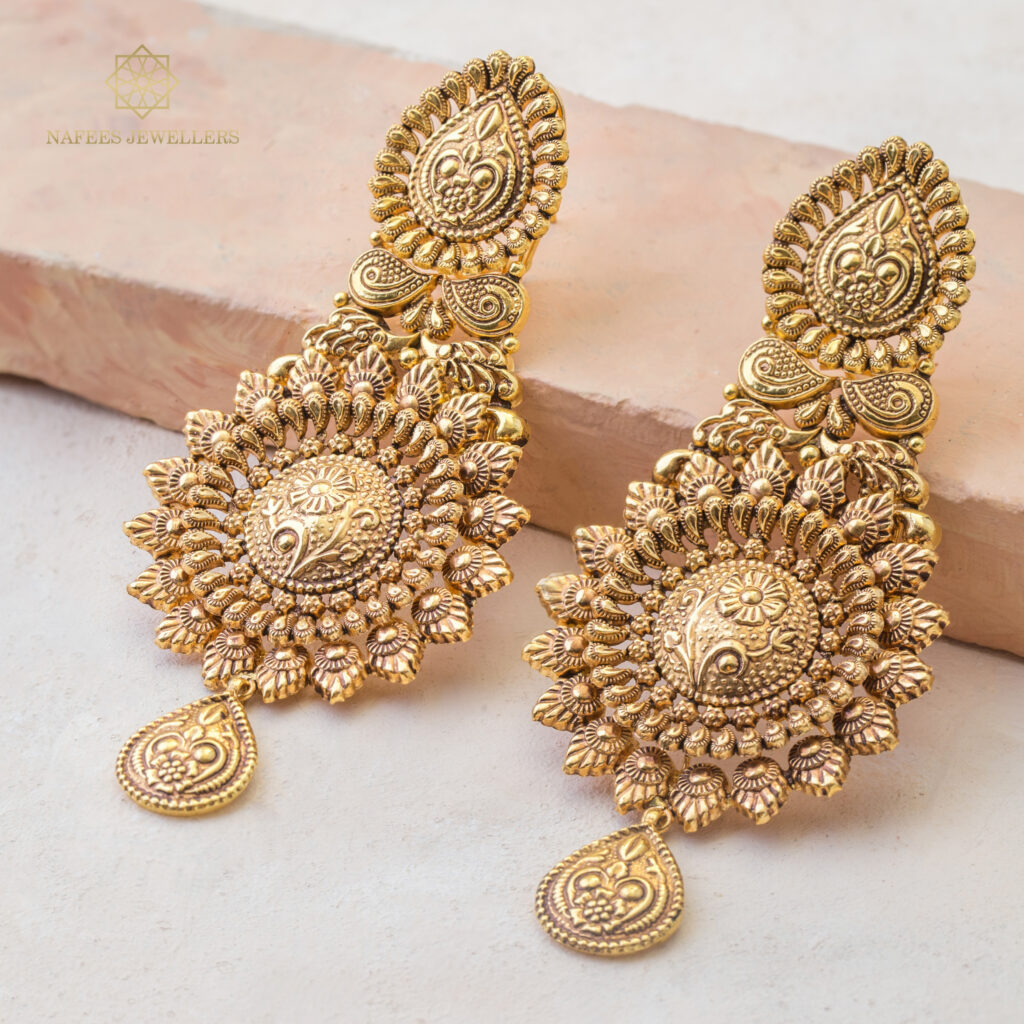 Fine gold earrings by Hibaat