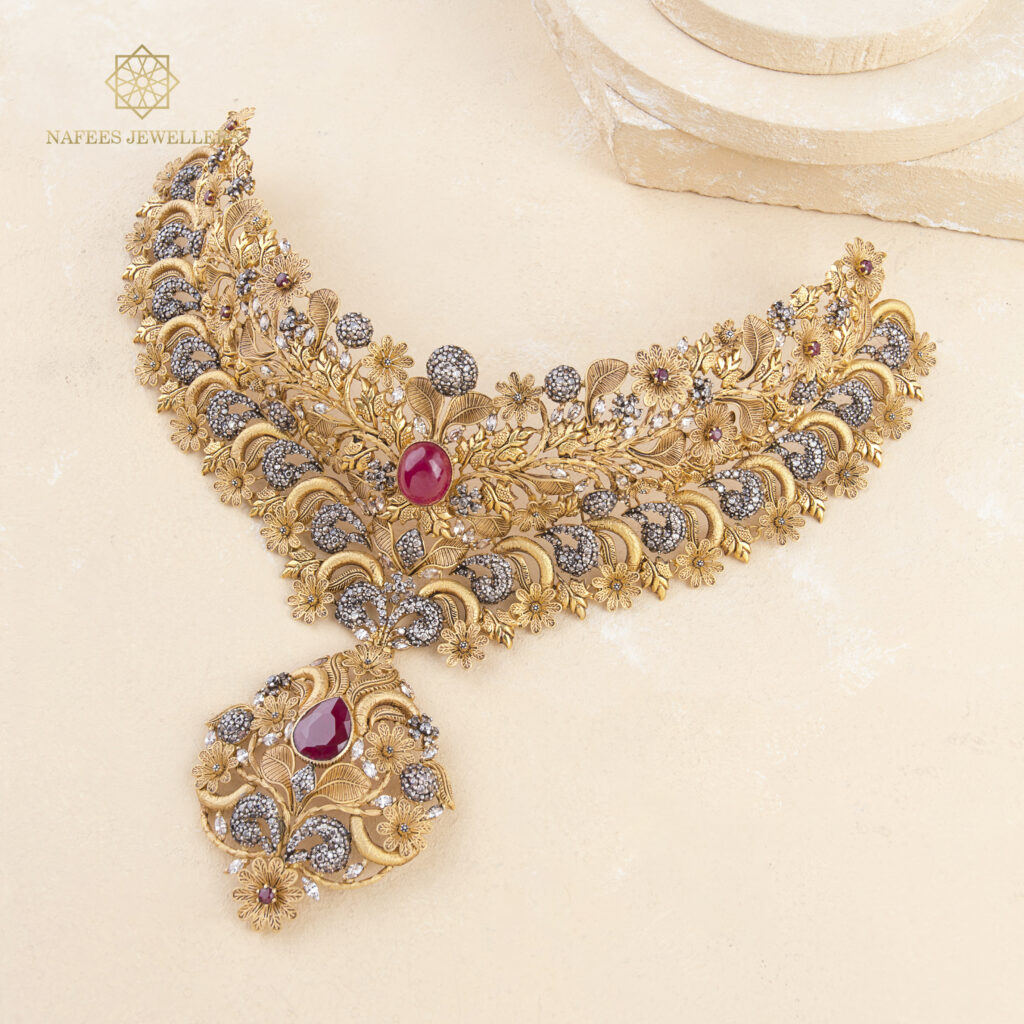 Fine gold necklace by Hibaat