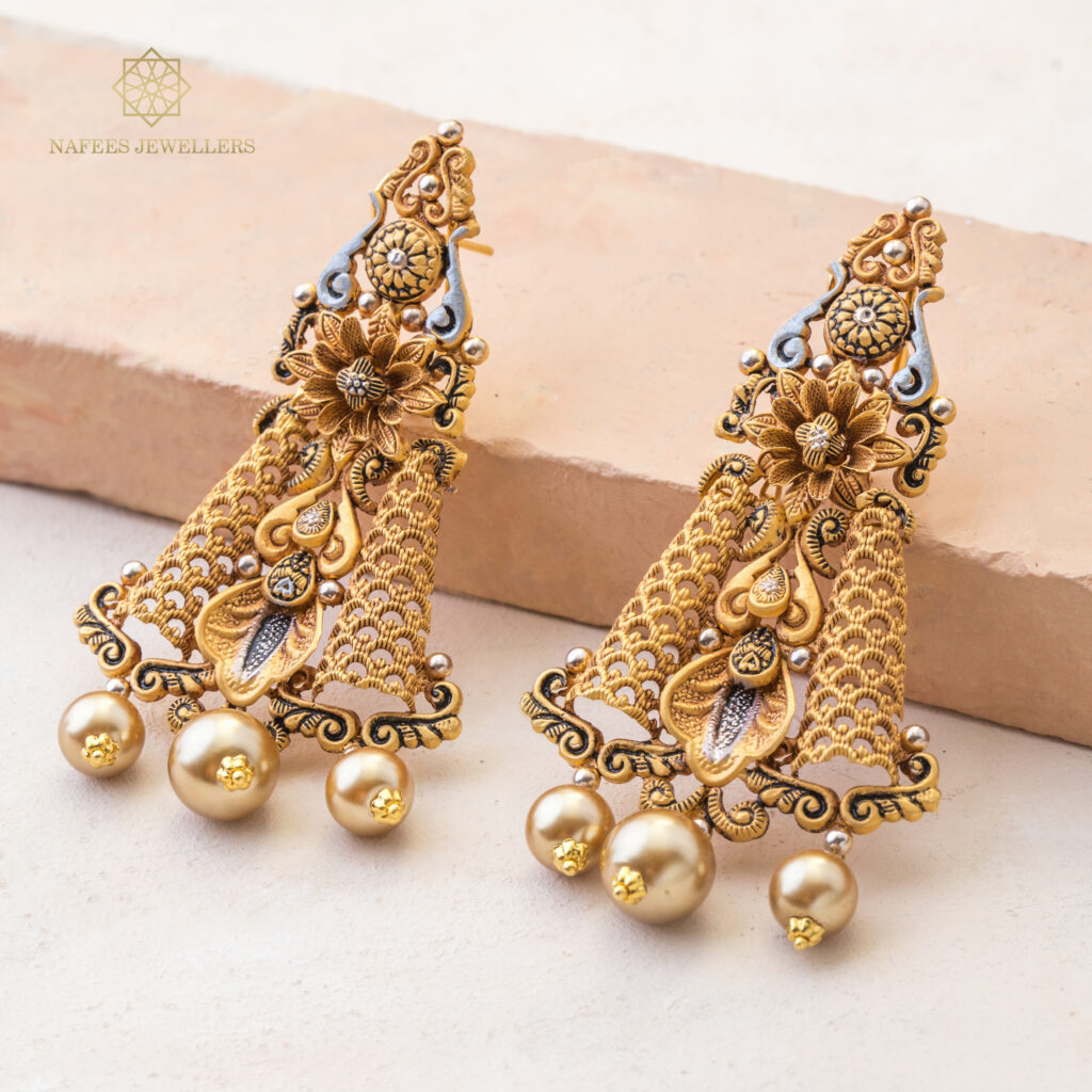 Fine gold earrings by Hibaat