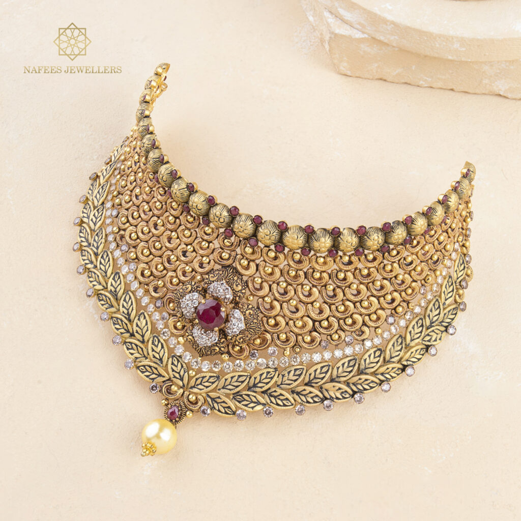 Fine gold necklace by Hibaat