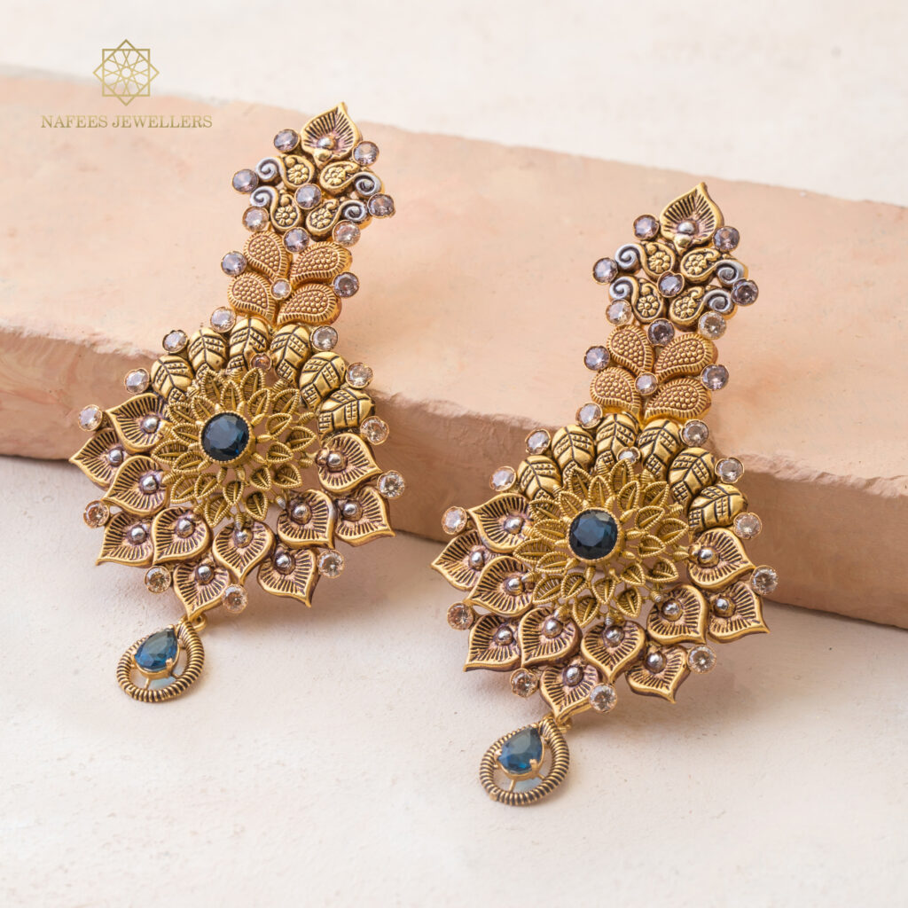 Fine gold earrings by Hibaat