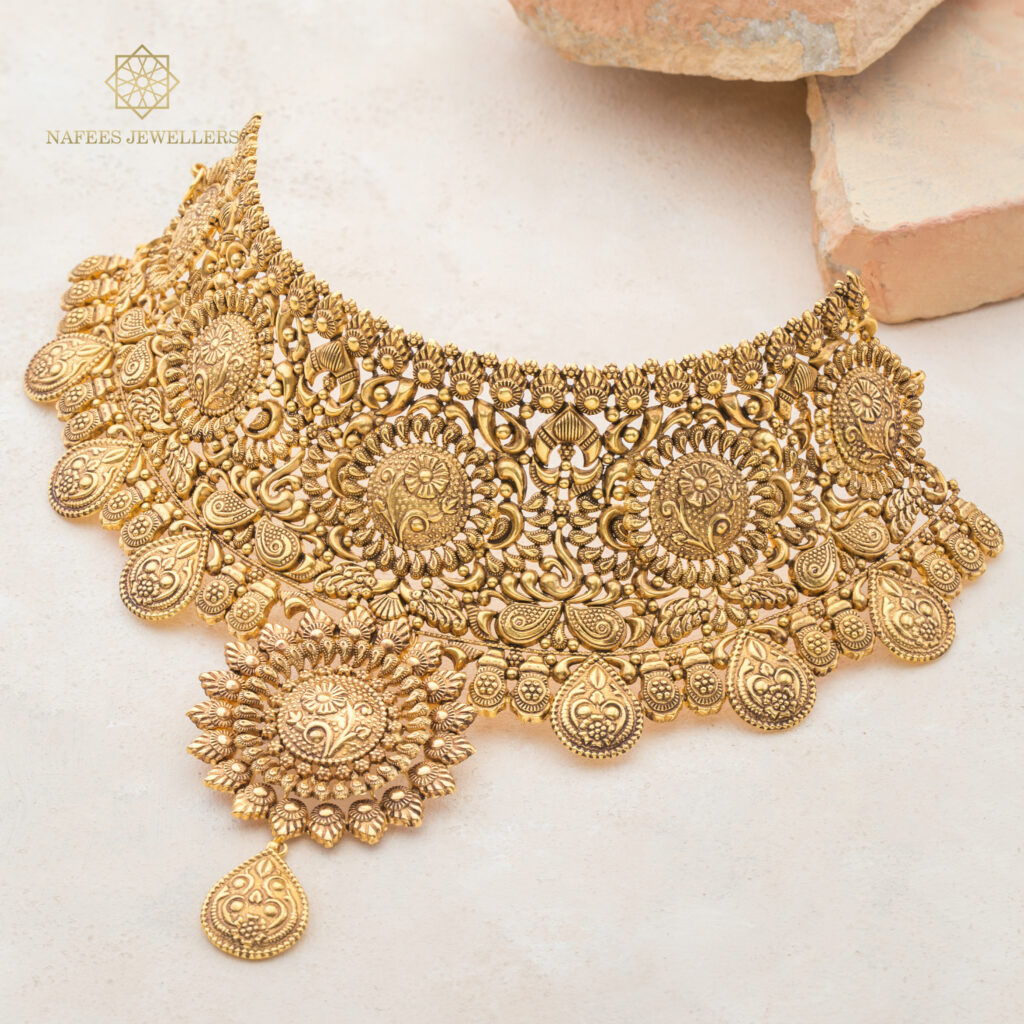 Fine gold necklace by Hibaat
