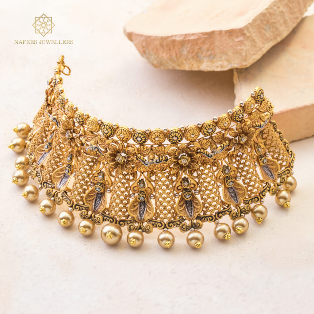 Fine gold necklace by Hibaat