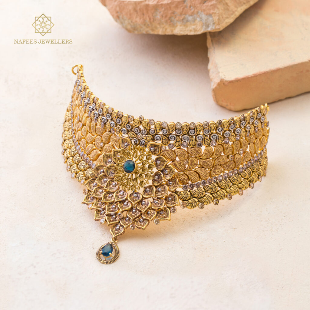 Fine gold necklace by Hibaat