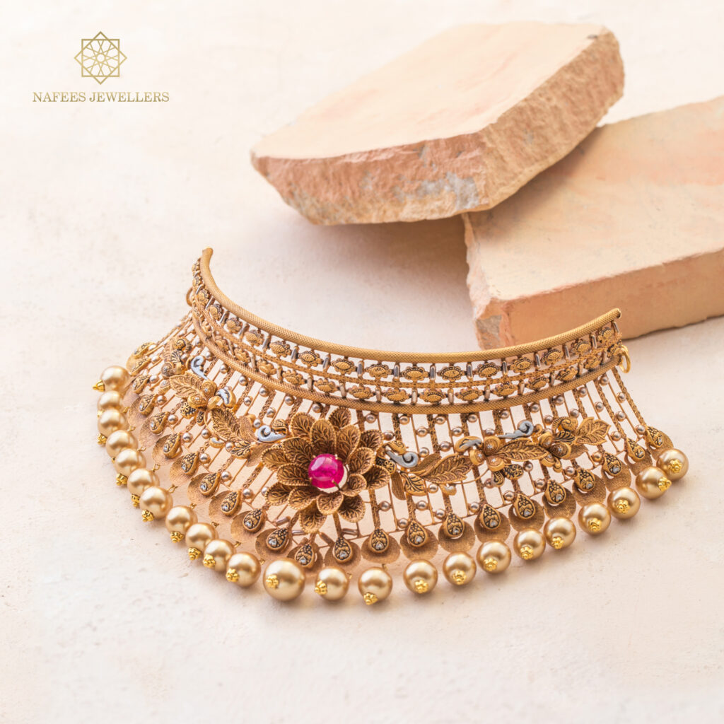 Fine gold necklace by Hibaat