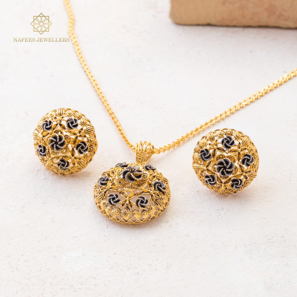 Fine gold pendant set by Hibaat
