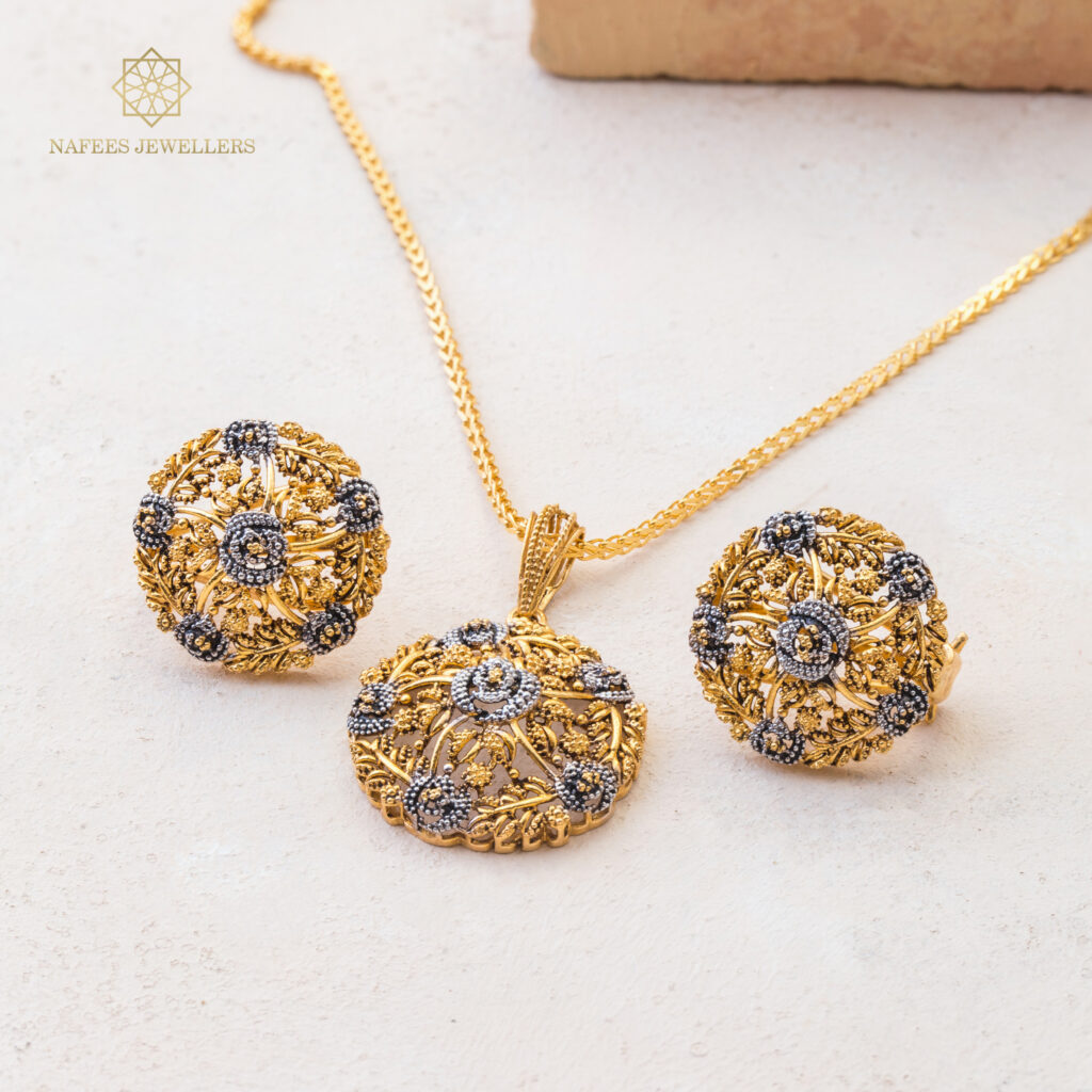 Fine gold pendant set by Hibaat