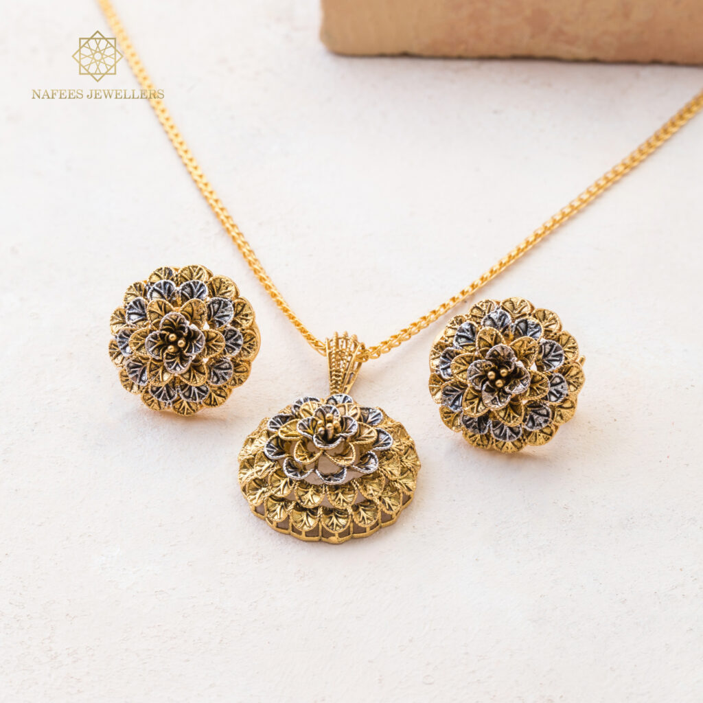 Fine gold pendant set by Hibaat