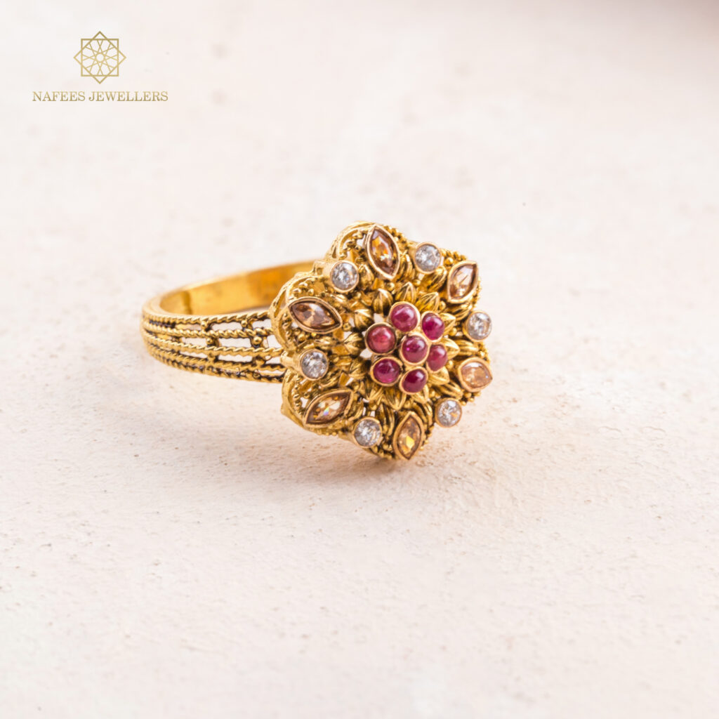 Fine gold ring by Hibaat