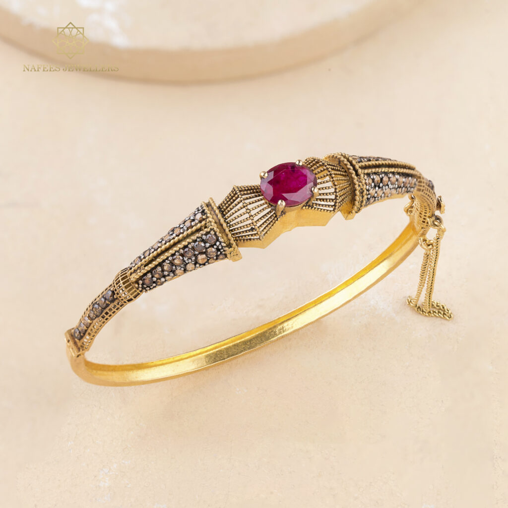 Fine gold bangle by Hibaat