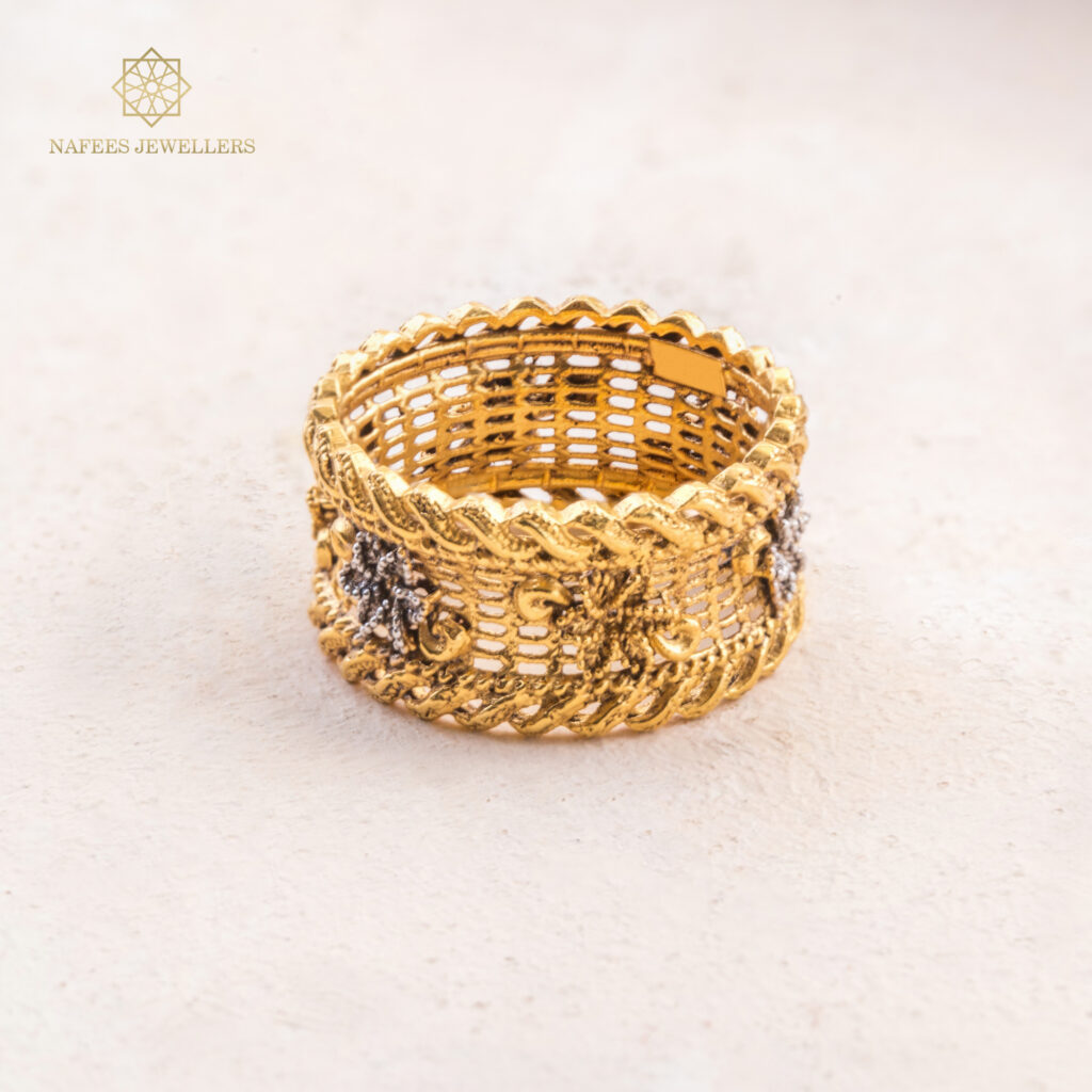 Fine gold ring by Hibaat