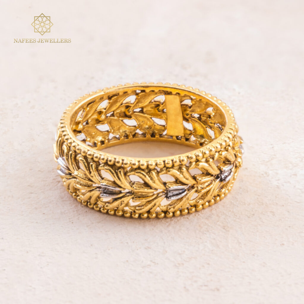 Fine gold ring by Hibaat