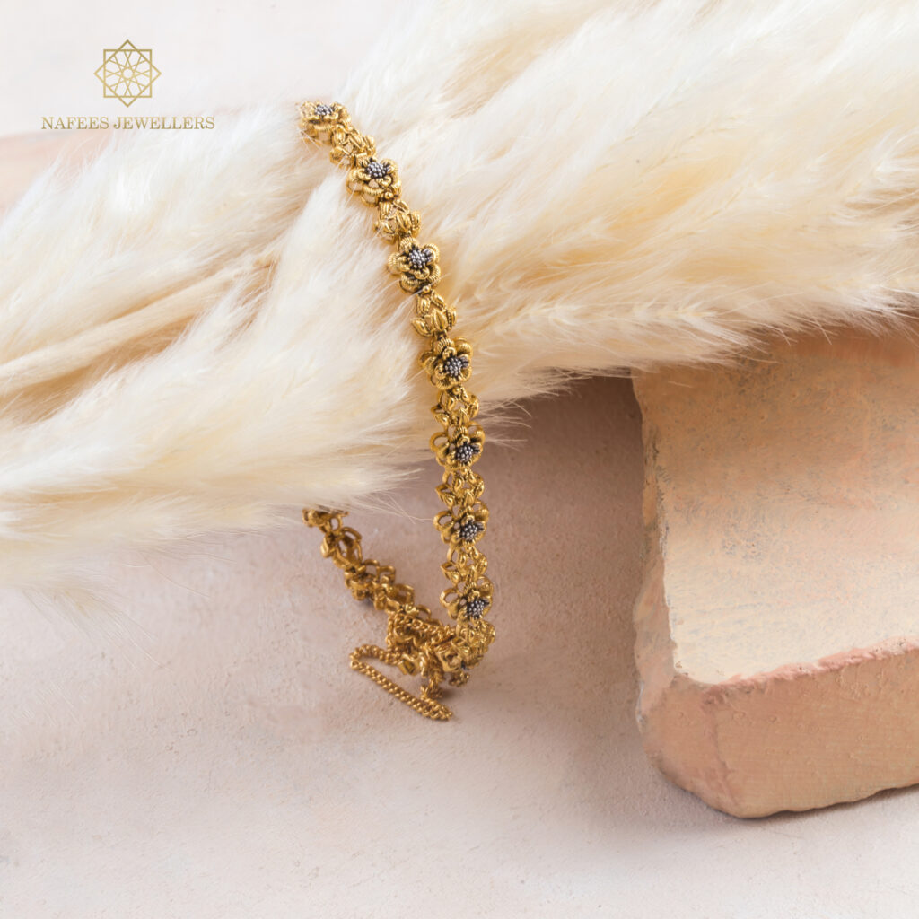 Fine gold bracelet by Hibaat