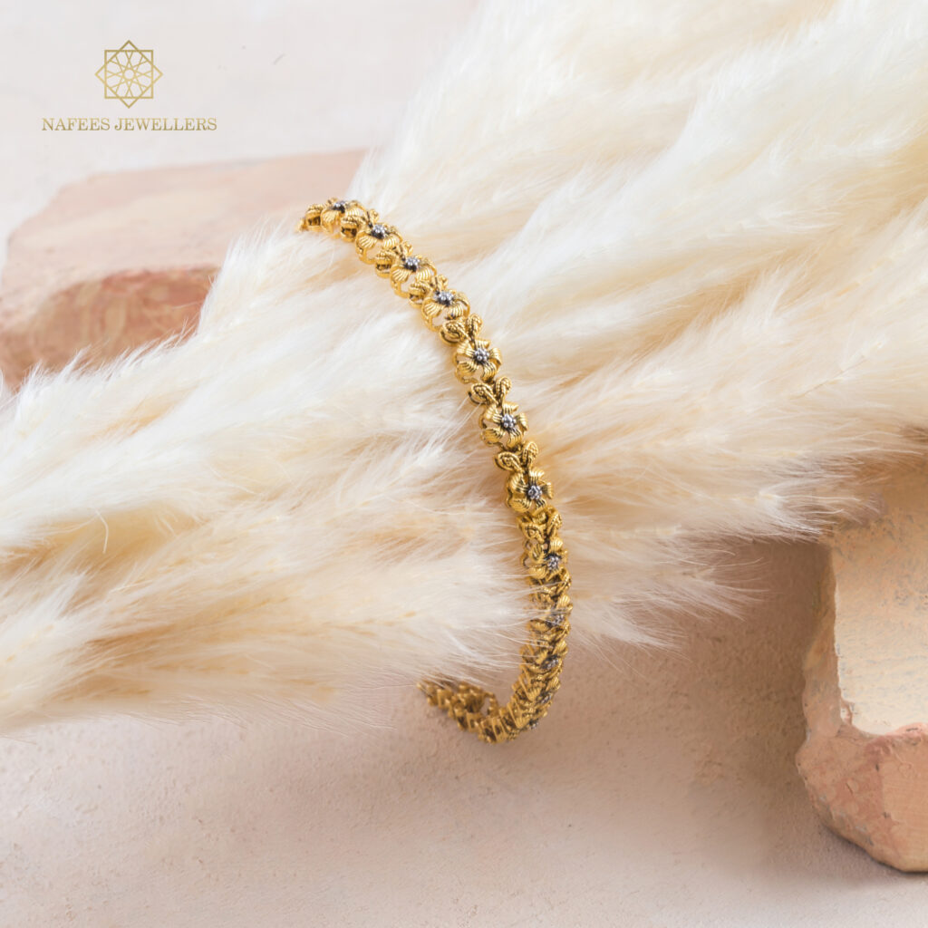 Fine gold bracelet by Hibaat
